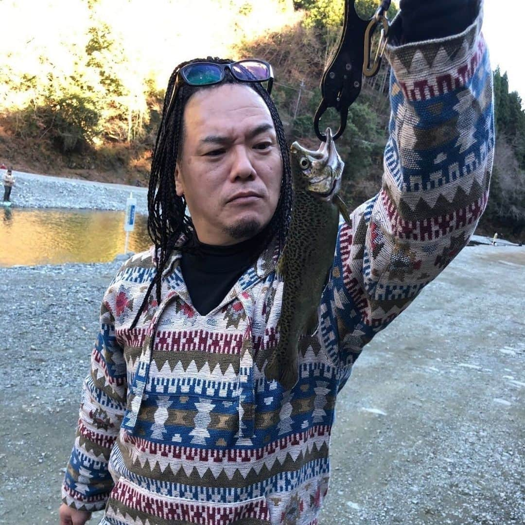 やべきょうすけさんのインスタグラム写真 - (やべきょうすけInstagram)「先日、渓流釣りを体感してきた！ 初めてのエリアトラウト！  朝から釣り始めたが… 初めての渓流釣りはどうやったらイイのか分からず、見様見真似、試行錯誤しながらも… 全く釣れず…。  一緒に行った仲間が釣り上げたニジマスを調理してもらいお刺身でいただいた！  新鮮な釣れたてのニジマスは身がしまっていて川魚特有といわれている臭みも全くなくて、めちゃめちゃ美味しかった！  釣り名人と言っても過言ではないおじさん（俺たちは先輩と呼んでた）が魚の洗い場で下処理をしていて、その数は何十匹と釣り上げててビックリ！ そして先輩が沢山のニジマスをくれて、塩焼きのBBQもした！  あまりの美味さに、どうしても自分で釣った魚を食べたくて、午後は竿を変えてトライ！  午前中、周りの釣り師達を見て自分なりに研究し、ルアーを変えたり、竿の動きを変えてみたりして…  4回バラしたが…ww  遂に5回目でヒット！ ニジマスを釣って！  続け様に連続ヒットで！ 今度はイワナを釣ることに成功！  少し分かった気になったとこでタイムアップ！  そんで！ 家でニジマスとイワナを塩焼きにして食べた！  自分で釣った魚だからだろうけど！ こんなに美味いニジマスとイワナは食べたことないね！ってぐらい美味かった！  仲間達と共に過ごす時間と！ エリアトラウトでの釣り！ 最高の時間でした！  そのうち腕をあげたらエリアトラウトではない渓流釣りもしたいし！ フライフィッシングにも挑戦したいぜ！  #やべきょうすけ  ホントに釣りってのも奥が深いですな〜！ やればやるほど！ 釣り場に行けば行くほど！ 楽しさが増すばかりだ！」12月18日 2時25分 - yb4ksk