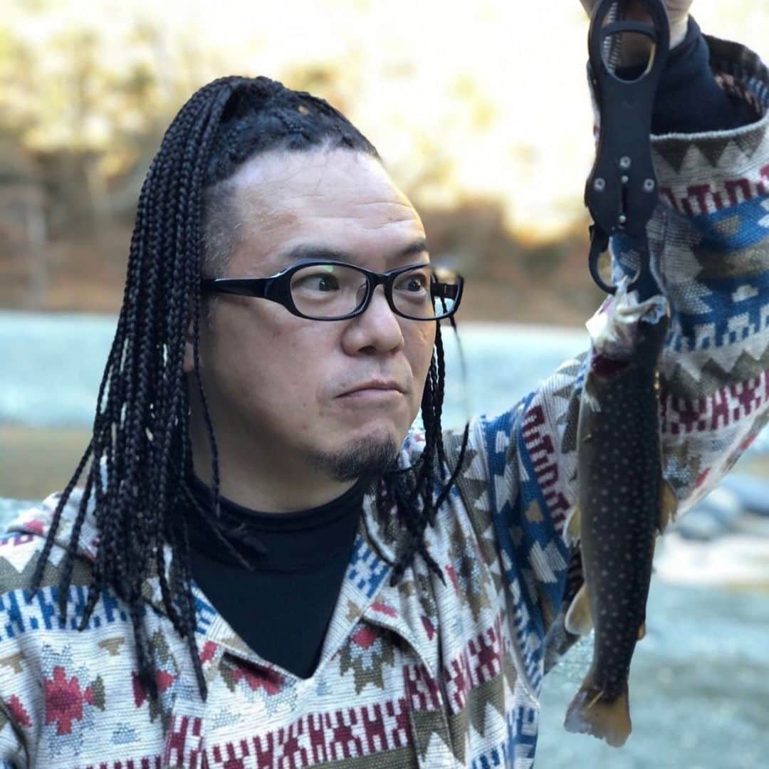 のインスタグラム：「先日、渓流釣りを体感してきた！ 初めてのエリアトラウト！  朝から釣り始めたが… 初めての渓流釣りはどうやったらイイのか分からず、見様見真似、試行錯誤しながらも… 全く釣れず…。  一緒に行った仲間が釣り上げたニジマスを調理してもらいお刺身でいただいた！  新鮮な釣れたてのニジマスは身がしまっていて川魚特有といわれている臭みも全くなくて、めちゃめちゃ美味しかった！  釣り名人と言っても過言ではないおじさん（俺たちは先輩と呼んでた）が魚の洗い場で下処理をしていて、その数は何十匹と釣り上げててビックリ！ そして先輩が沢山のニジマスをくれて、塩焼きのBBQもした！  あまりの美味さに、どうしても自分で釣った魚を食べたくて、午後は竿を変えてトライ！  午前中、周りの釣り師達を見て自分なりに研究し、ルアーを変えたり、竿の動きを変えてみたりして…  4回バラしたが…ww  遂に5回目でヒット！ ニジマスを釣って！  続け様に連続ヒットで！ 今度はイワナを釣ることに成功！  少し分かった気になったとこでタイムアップ！  そんで！ 家でニジマスとイワナを塩焼きにして食べた！  自分で釣った魚だからだろうけど！ こんなに美味いニジマスとイワナは食べたことないね！ってぐらい美味かった！  仲間達と共に過ごす時間と！ エリアトラウトでの釣り！ 最高の時間でした！  そのうち腕をあげたらエリアトラウトではない渓流釣りもしたいし！ フライフィッシングにも挑戦したいぜ！  #やべきょうすけ  ホントに釣りってのも奥が深いですな〜！ やればやるほど！ 釣り場に行けば行くほど！ 楽しさが増すばかりだ！」