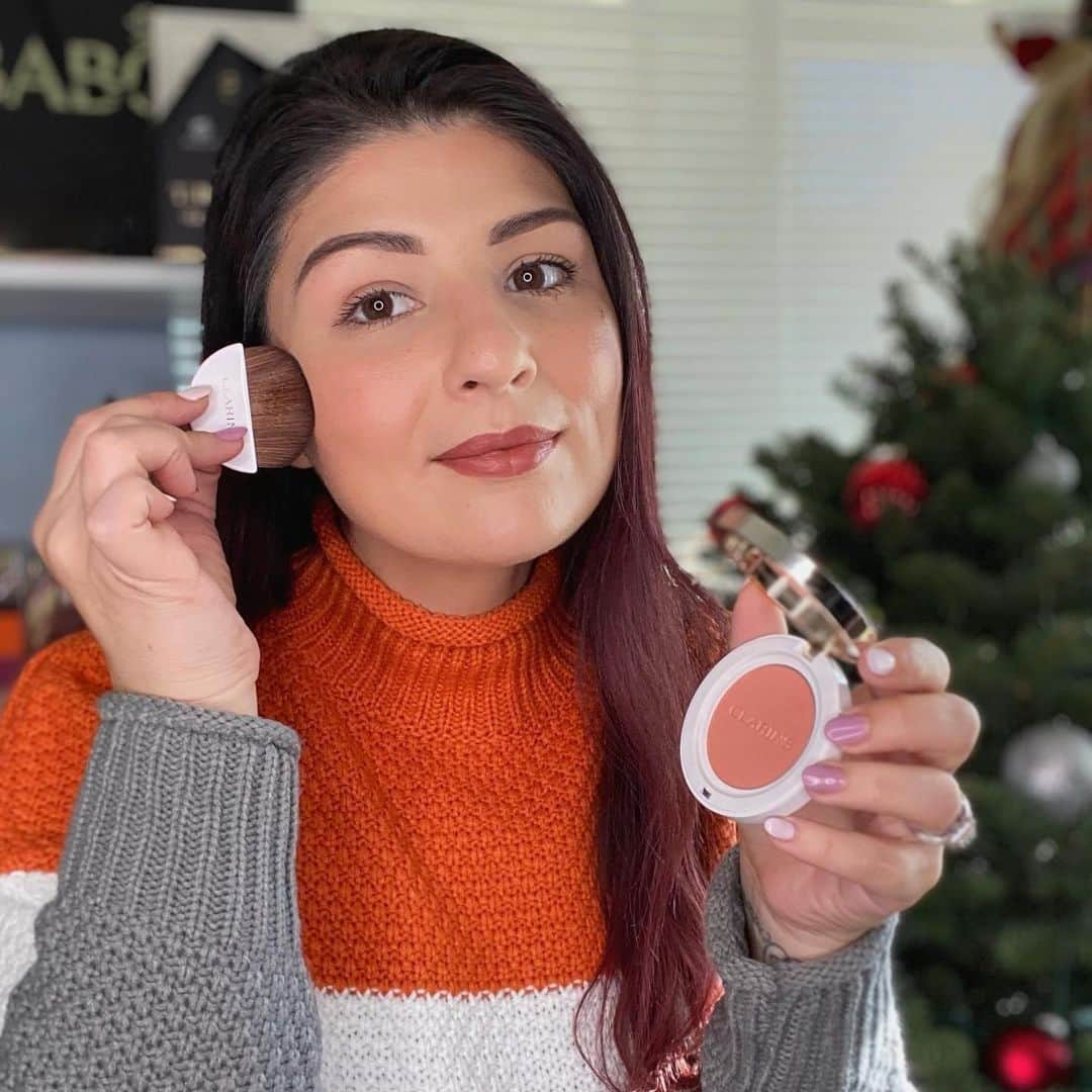 ClarinsUKさんのインスタグラム写真 - (ClarinsUKInstagram)「Get glowing! ✨Joli Blush has an airy, fine, soft and lightweight texture that lets your skin breathe.  Product: Joli Blush In 06 Cheeky Coral  [📷 @perkiperkins85]」12月18日 2時30分 - clarinsuk