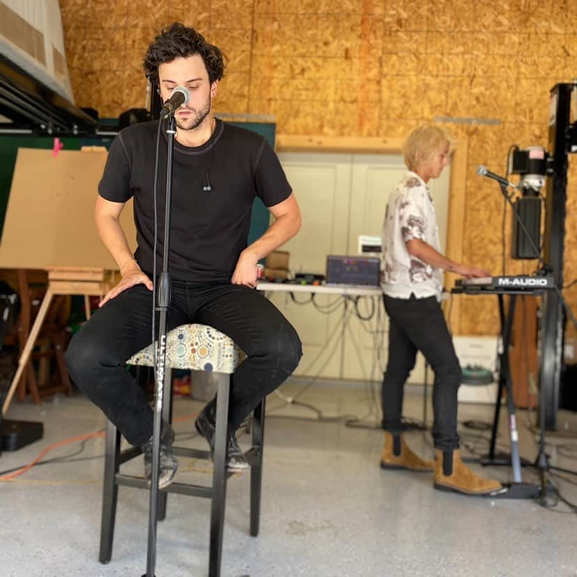 ジャック・ファライーのインスタグラム：「One day we’ll get to play again, @iamtheelephante, until then I’m going to sit in this chair」
