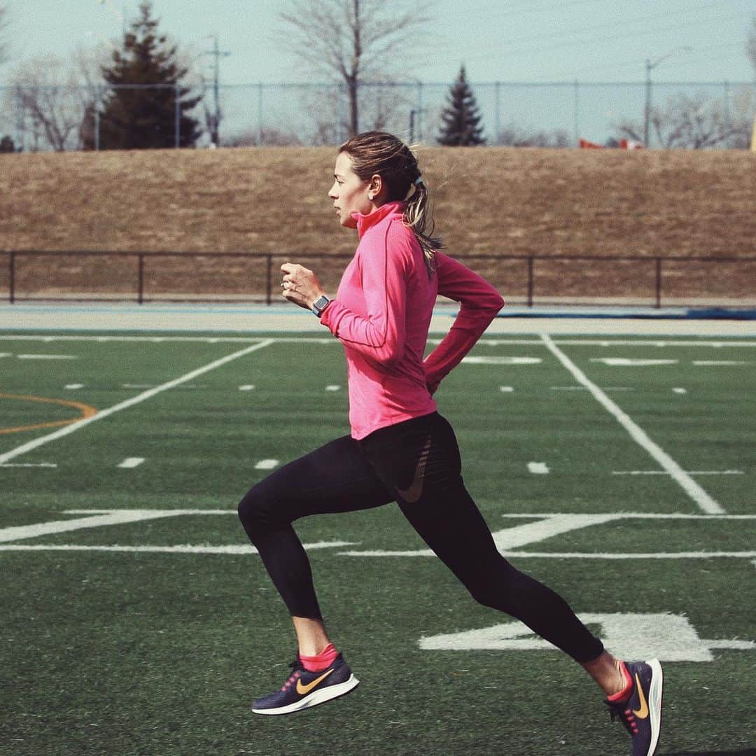 メリッサ・ビショップのインスタグラム：「Woohooo!!! My only exam this semester is complete, I have my first big track workout on tap, (*we’ve been doing GIANT workouts off track, but time to spin my wheels on track surface now), AND it’s Christmas in a week 🎄 ⠀⠀⠀⠀⠀⠀⠀⠀⠀⠀⠀⠀ Let the celebrations begin!  ⠀⠀⠀⠀⠀⠀⠀⠀⠀⠀⠀⠀ #yabish #countdowntochristmas #werk ⠀⠀⠀⠀⠀⠀⠀⠀⠀⠀⠀ 📸 @maxinegravinamedia」