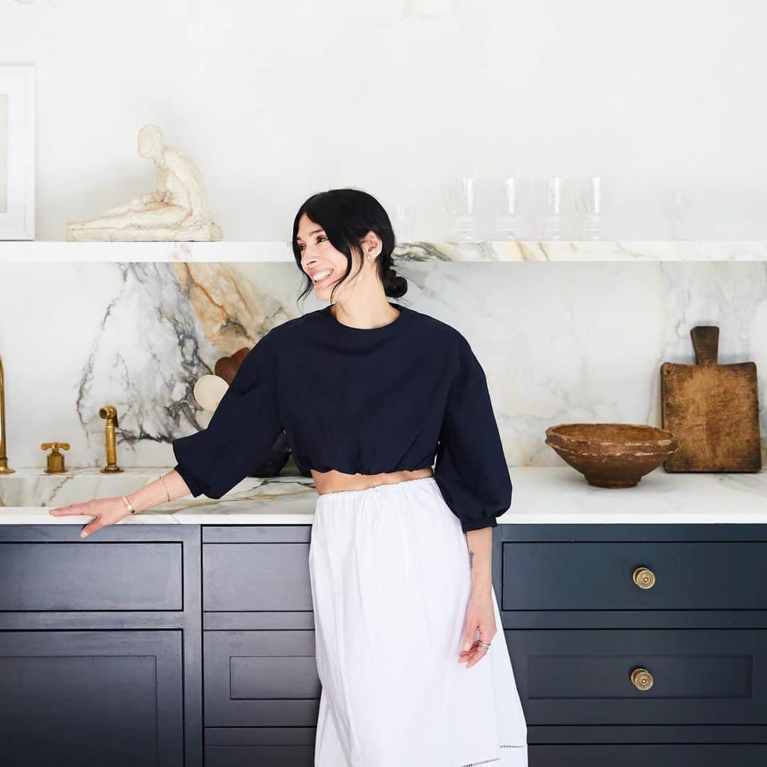 Nespressoのインスタグラム：「#NespressoEditions - Edition 10 welcomes the creative expertise of Athena Calderone @eyeswoon who reminds us that food has the power to connect us and turn even the smallest of moments into memories this holiday season.   Join us for a cheerful live on Saturday December 19th at 12pm EST / 6pm CET as Athena teaches us how to make a Chocolate Soufflé Cake inspired by our Festive Limited Edition Il Caffè capsule.   Make sure to prepare your ingredients, grab your favourite cup of coffee and get ready to create something beautiful for the season.   👉🏻Are you ready to bake? Swipe to see what you’ll need for Saturday!   #Nespresso #NespressoMoments」