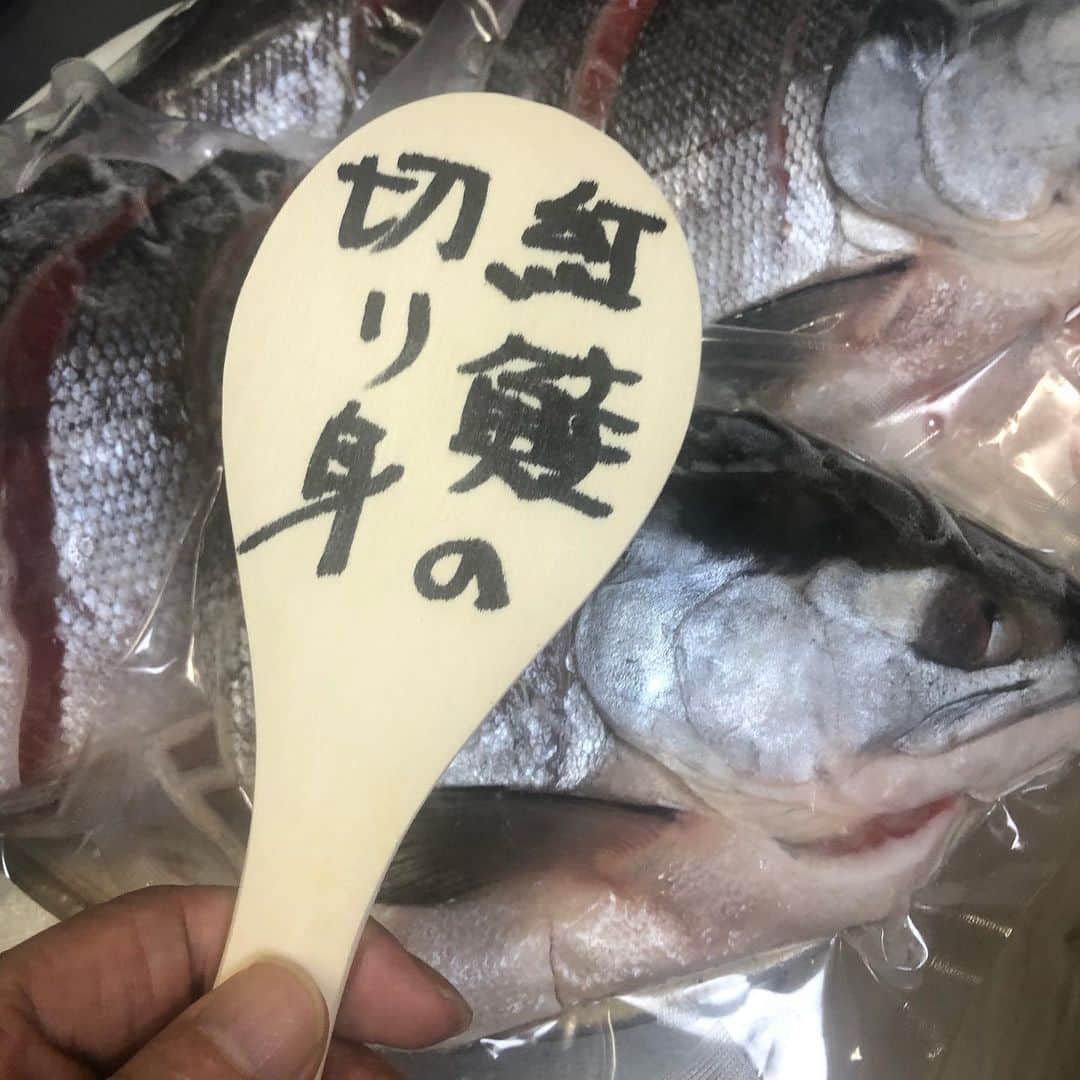 ヨネスケさんのインスタグラム写真 - (ヨネスケInstagram)「北海道から、新巻き鮭が贈られてきました。最近は、切り身の箱詰になっていて有難いです。 いいお正月が迎えられそうです。 #新巻き鮭#北海道#紅鮭」12月18日 2時37分 - yonesuke5656