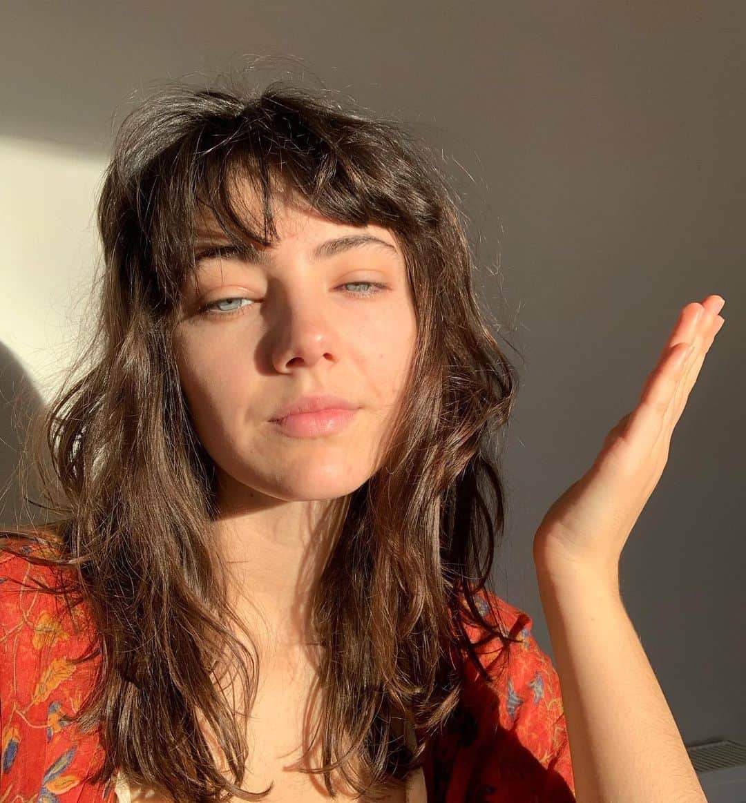 Amelia Zadroのインスタグラム：「What does strength mean to you? To me, true strength is  having the courage to prioritise the things in life that light me up from the inside out, It means consistently taking action towards my hearts desires and meeting the parts of myself that feel afraid or weak and loving them so deeply that they integrate, and no longer feel separate, So I can step forward more whole and free from the bounds of old conditioning, grounded in the now,  and more present and loving with those around me. True strength means having healthy boundaries, Saying no to what I don’t want and yes to what I do, And celebrating others doing the same Even when someone feels rejected, Trusting that it serves a greater unfolding. True strength requires vulnerability and courage to meet my dark depths but keep choosing love, and to keep showing up and allowing myself to be seen as the ever-unfolding messy artwork that I am. ✨ Reflection prompted by a Psych-K session this morning with @cassie_cameron_ who holds beautiful, potent healing space which I highly recommend ⚡️💛」