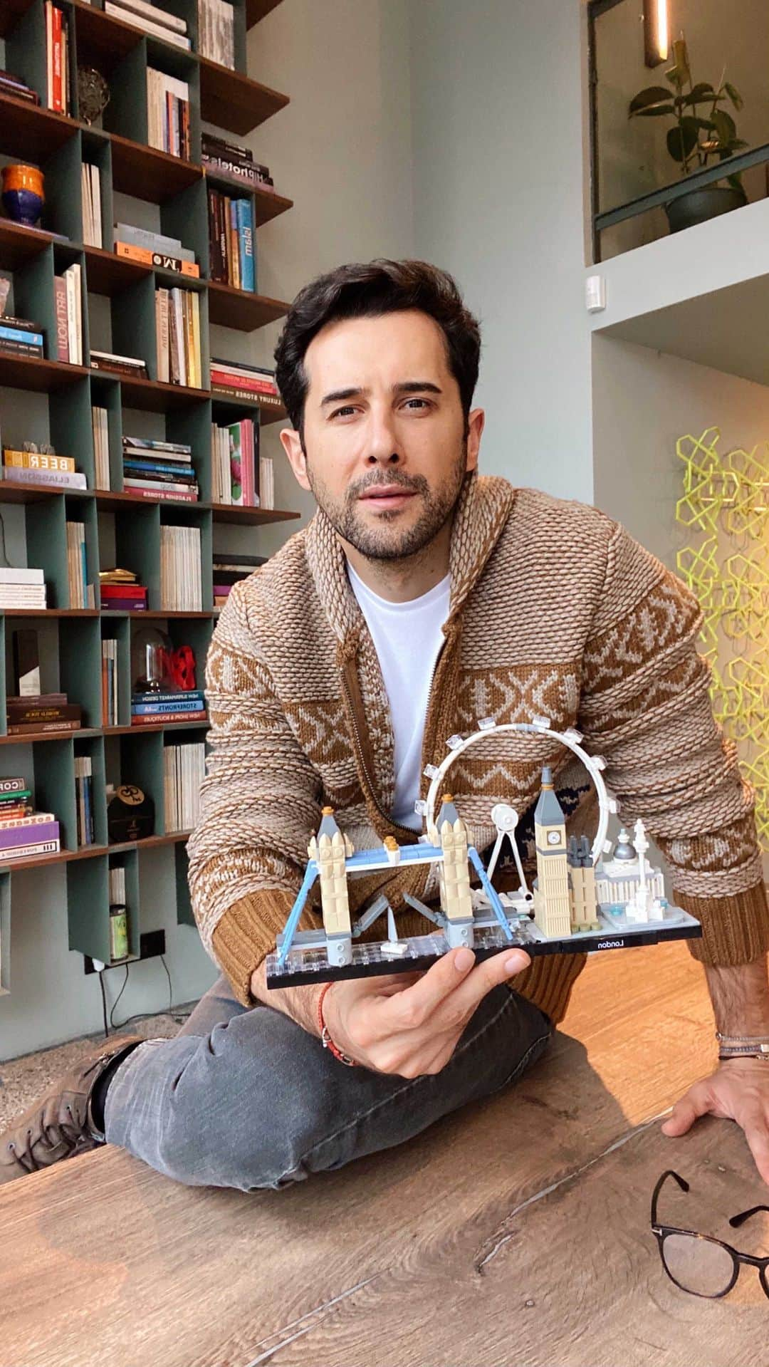 Sezgin YILMAZのインスタグラム：「Yıllardır geziyorum ve gördüklerimi size keyifle aktarıyorum 😎 En büyülendiğim şehirlerden, Londra’yı da LEGO®️ Architecture serisi ile yeniden inşa etme fırsatım oldu. Düşünsenize Londra, Paris ve Tokyo gibi büyülü şehirlerin sokaklarında yürürken gördüğün binaları kendin yapıyorsun!  Seyahat edemediğimiz bugünlerde ben de 1 takipçime LEGO®️ Architecture’dan Londra, Paris ve Tokyo setlerini hediye edeceğim. Yetişkinlerin LEGO dünyasına hoş geldiniz!   Yapmanız gerekenler;  - @legoturkeyofficial’ı takip etmek - Bu videonun altına 2 arkadaşınızı etiketlemek  Kazananı 24.12.2020’de storyden duyuracağım. Hepinize bol şans! :)   @LEGOturkeyofficial #YetişkinlerinLEGODünyası」