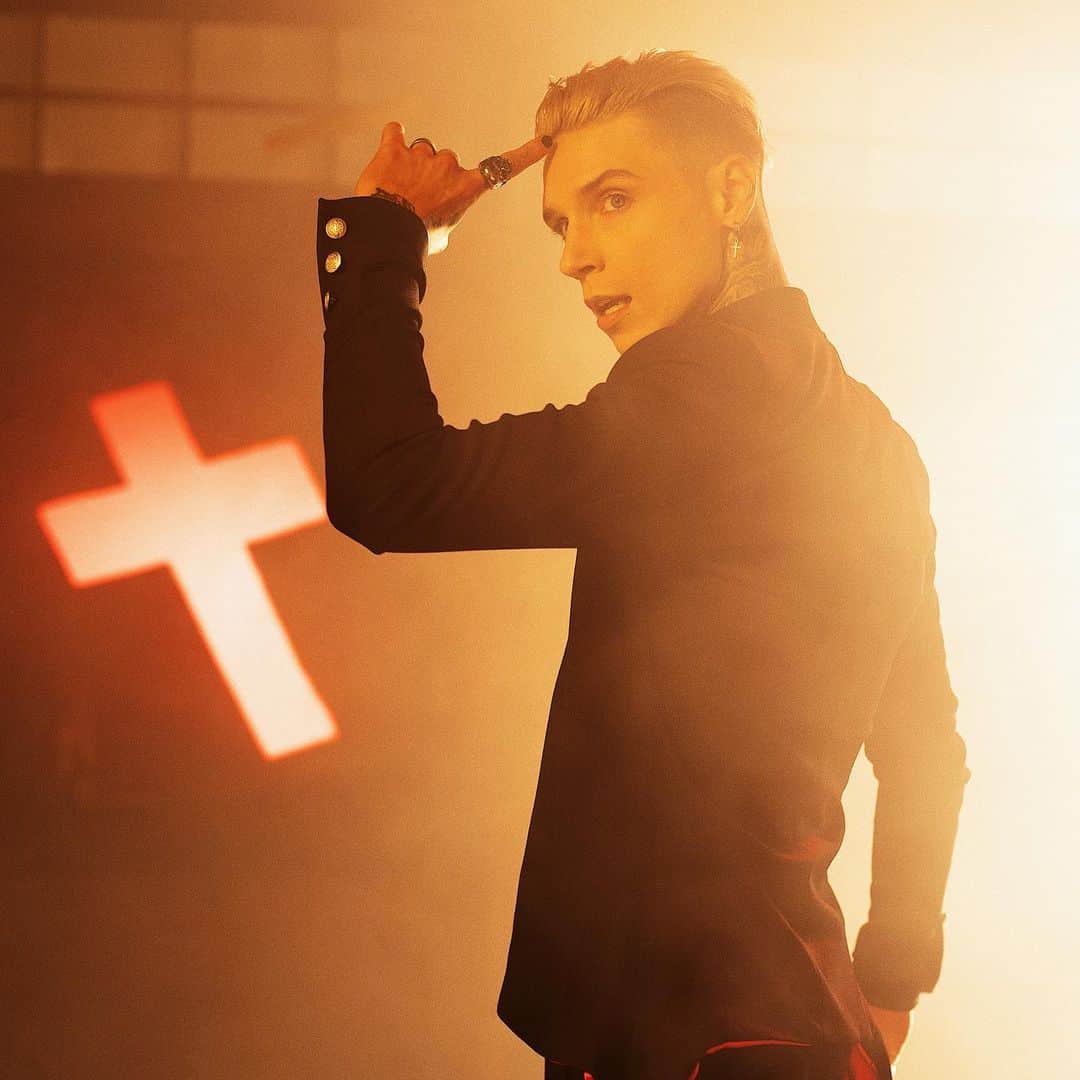 アンディー・ビアーザックのインスタグラム：「Scarlet Cross」