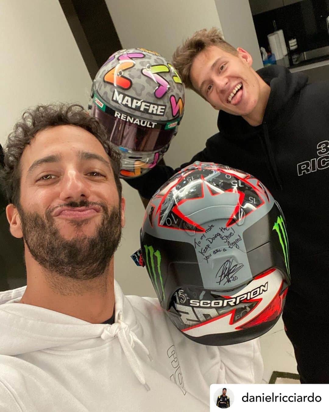 F1さんのインスタグラム写真 - (F1Instagram)「@danielricciardo 🤜🤛 @fabioquartararo20   Repost x @danielricciardo   Daniel Quartararo and Fabio Ricciardo. Helmet swap with my lil French homie  #Formula1 #F1 #Motogp」12月18日 2時42分 - f1