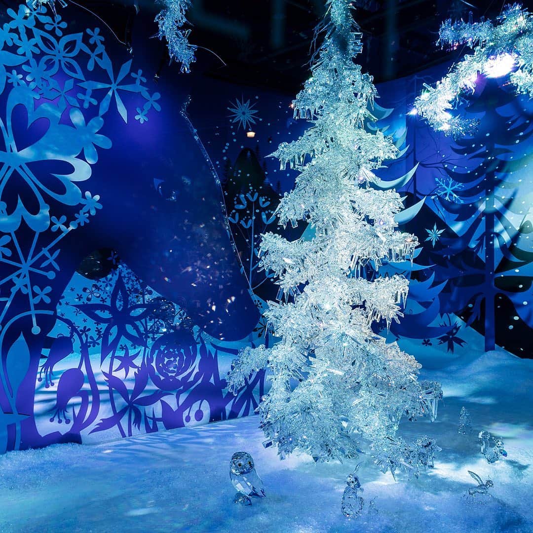のインスタグラム：「Standing tall and proud at the center of a glittering, cold winter landscape, the magnificent Silent Light crystal tree, completely covered in ice, welcomes visitors to the Swarovski Kristallwelten Store in Vienna’s city center. It’s an homage to the new Chamber of Wonder, complete with real indoor snowfall.  @tordboontje #Swarovski」
