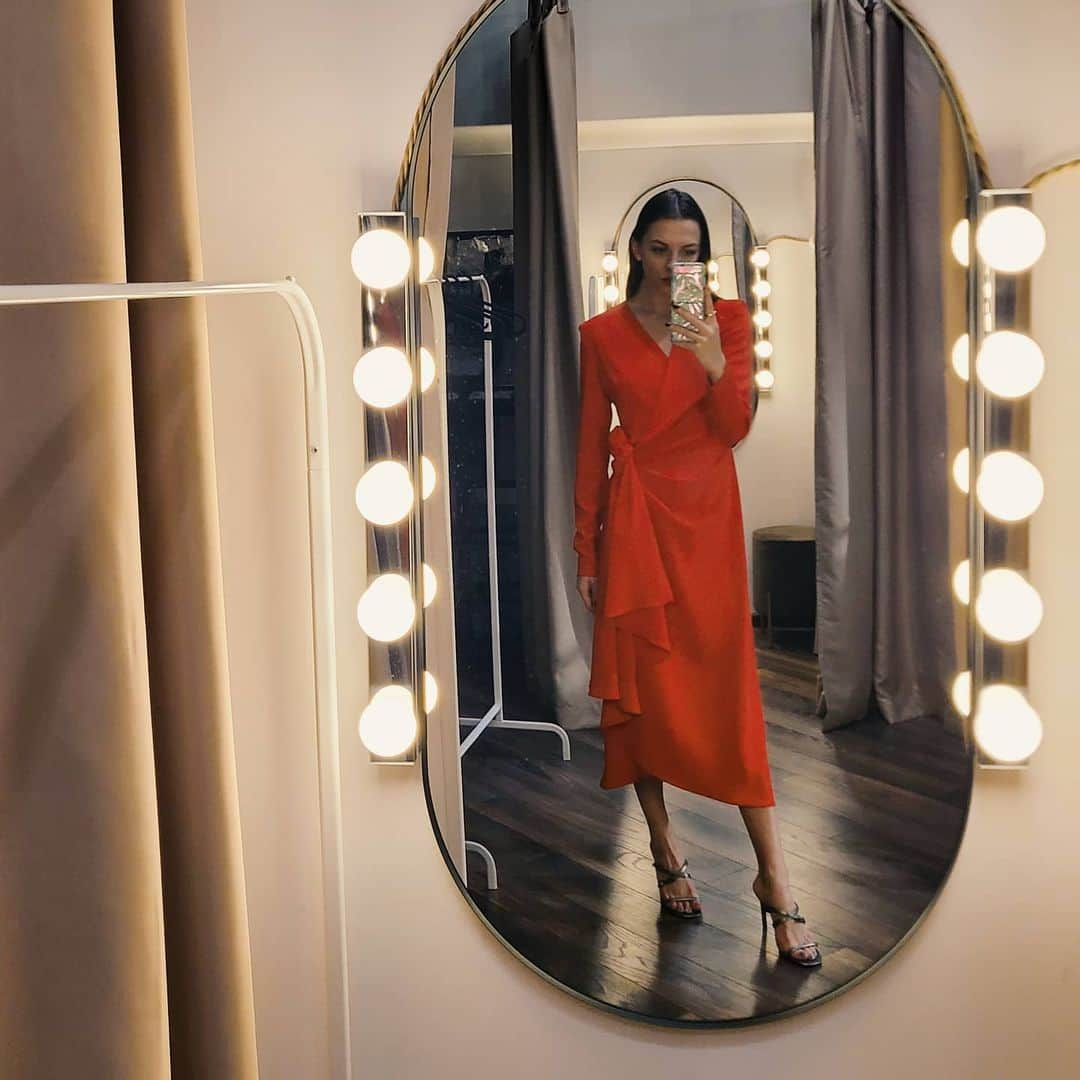 メリティナ・スタニウタさんのインスタグラム写真 - (メリティナ・スタニウタInstagram)「Red is always a good idea 💋 ⠀ #samsungbelarus #galaxyzflip #dress #reddress #red #girl #woman #mirror #evening #lookoftheday」12月18日 2時48分 - melitinastaniouta