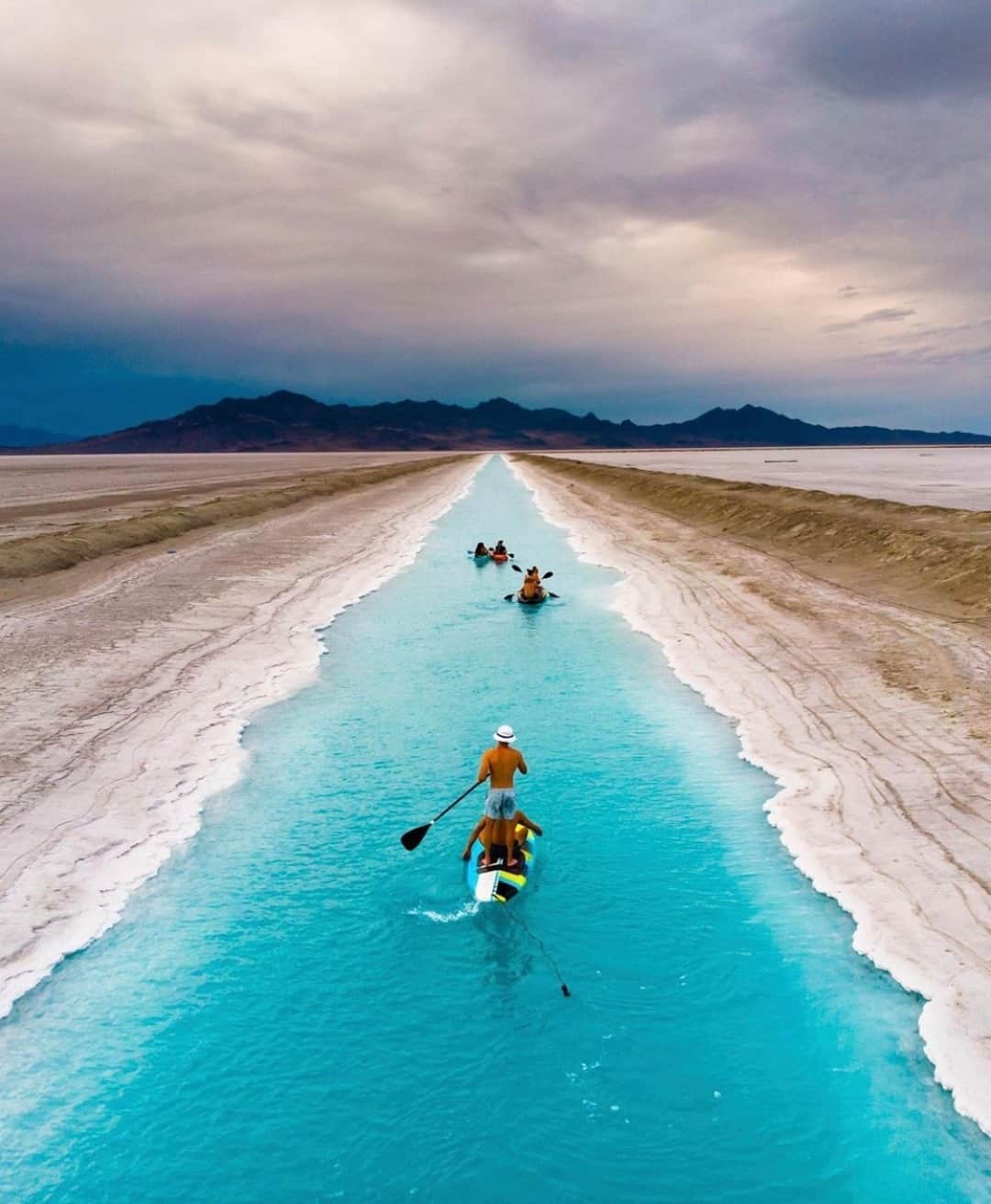 Earth Picsさんのインスタグラム写真 - (Earth PicsInstagram)「Kayaking on the Bonneville Salt Flats in Utah 🚣 Tag someone you’d like to do this with it! 📷 @mattcnewey」12月18日 3時00分 - earthpix