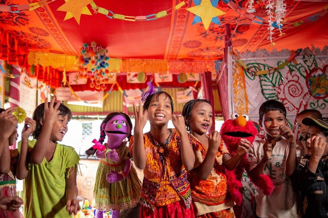 NBC Newsさんのインスタグラム写真 - (NBC NewsInstagram)「Most of the #Rohingya children inside the world’s largest refugee camp have never watched television. Now, with the help of a battery-powered projector, they’re laughing along with Elmo, the lovable Sesame Street character.⁠ ⁠ In a project more than a year in the making, Sesame Workshop is rolling out its first Rohingya Muppets. Tap the link in our bio to read more.⁠ ⁠ 📷 Ryan Donnell / Sesame Workshop」12月18日 2時54分 - nbcnews