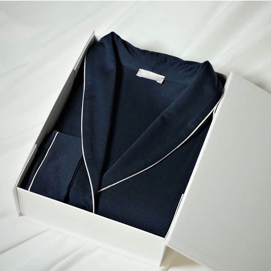 ハンロさんのインスタグラム写真 - (ハンロInstagram)「The gift of giving: surprise your loved ones with luxury garments from HANRO. Swipe left for wonderful gift inspiration #🎁 #hanro #giftguide」12月18日 2時54分 - hanro.official