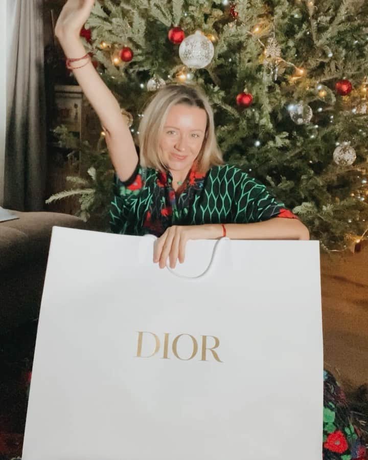 Nataly Osmannのインスタグラム：「My favorite time of the year. Unpacking under the Christmas tree. Thank u @dior for this amazing gift. Thank u dear @i_assekritova @paulinehail   Ребят, помните мой пост в октябре про практику «благодарности» 21 день? Кто делал? Я кстати всё ещё продолжаю писать и, поверьте, когда ты в моменте можешь находить радость в мелочах, ты начинаешь столько всего замечать прекрасного, и всё вокруг прямо меняется другими красками. Но я решила пойти дальше и делать такую практику, как «принятие»: когда происходят вещи, которые тебе не нравятся или люди что-то делают не то постоянно рядом, ты садишься и начинаешь для начала выписывать 10 пунктов из этой ситуации с положительной стороны, что тебе это даёт. Колоссально сложно бывает, но день за днём становится легче. Просто пока мы остаёмся недовольны миром и всем, что нас окружает, мы подсознательно перекладываем ответственность за свою жизнь на кого-то другого: «обстоятельства плохо сложились», «не повезло», «идиоты вокруг», «мужики козлы» и тд... мы сами проецируем всё в своей жизни и, оставаясь недовольными и неблагодарными, не поменяем в лучшую сторону.」