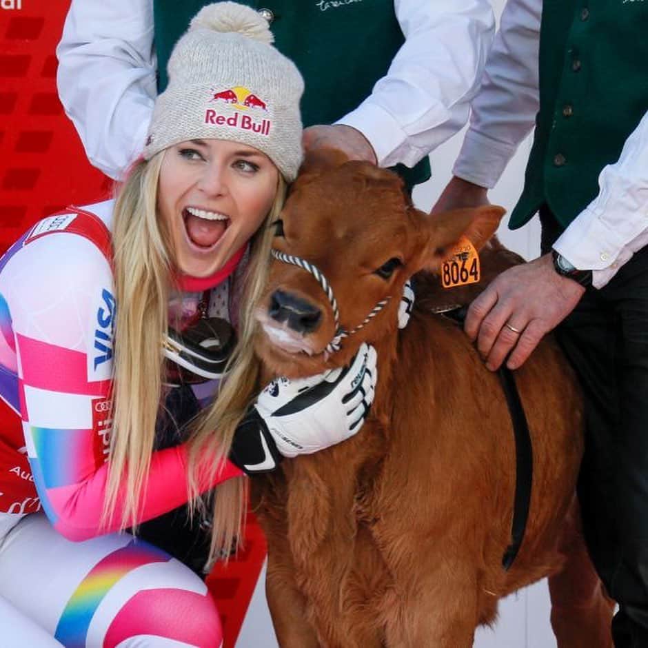 リンゼイ・ボンのインスタグラム：「#tbt great memories of winning cows in Val D’Isere, France. Best trophies ever! Looking forward to watching my former teammates race there this weekend!! Good luck ladies 💪🏻 @thealigator @breezyjohnsonski @jacquelinewiles @keely_cashman @bellswright @lalalaurenne」