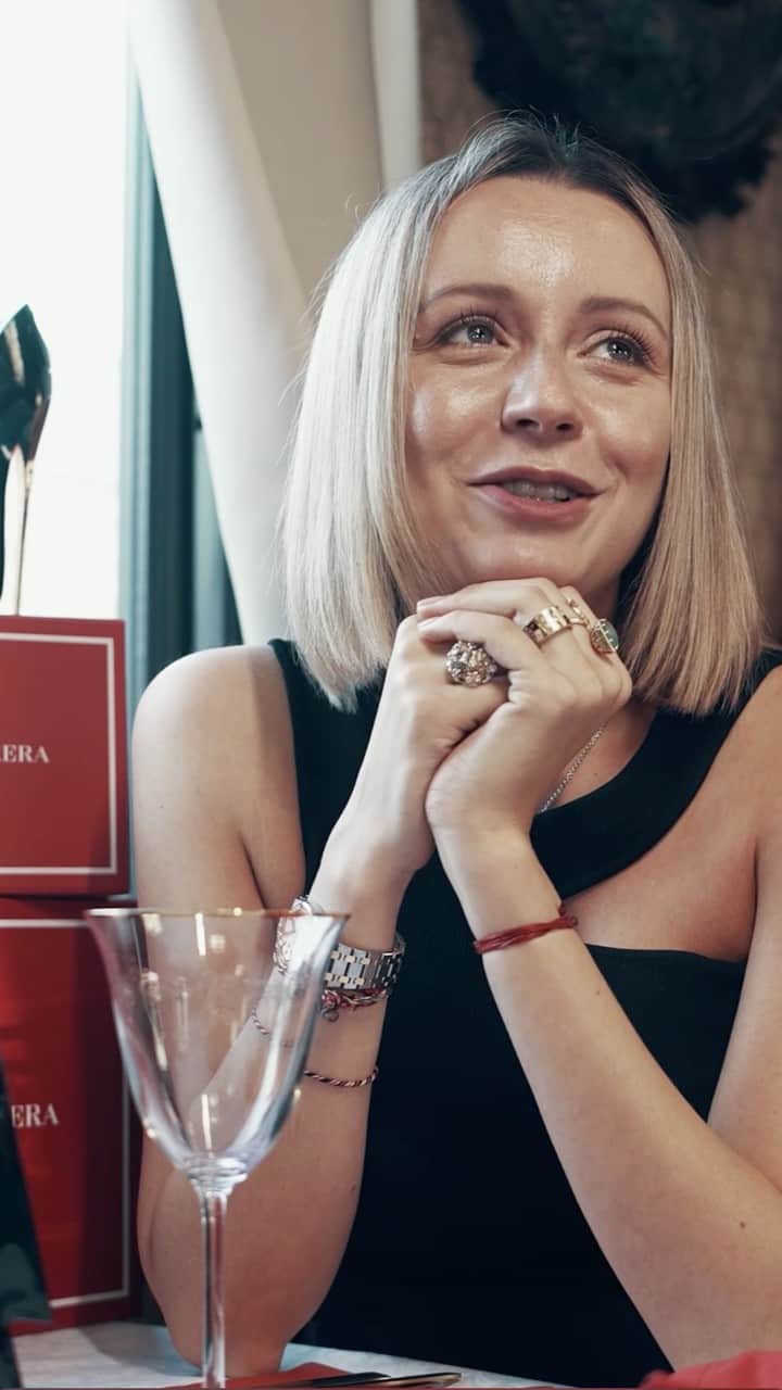 Nataly Osmannのインスタグラム：「Вместе с @carolinaherrera и @rivegaucheru мы предлагаем каждому снова почувствовать атмосферу путешествий и зарядиться новогодним настроением🎄 Виртуальный маршрут лежит на самый восток страны, куда мы «поедем» в роскошном поезде «Императорская Россия». Впереди нас ждут потрясающие места и истории, а также подарки от бренда🎁  Возможность выиграть такое путешествие можете получить и вы, только путешествие будет настоящим!」