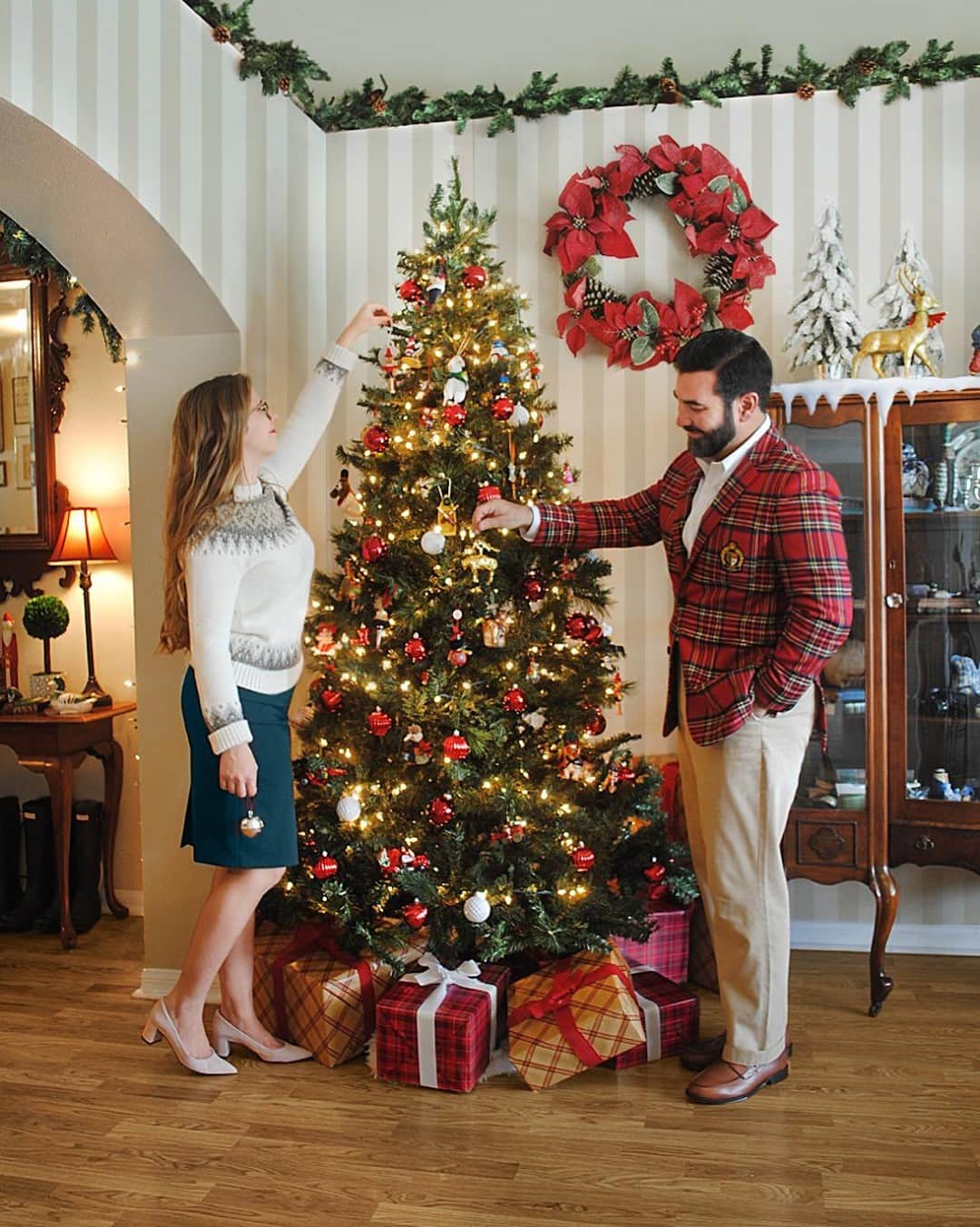 のインスタグラム：「How lovely are thy branches! We spy @ArnoldSteiner hanging up the most iconic ornament of all 🐑 😍 #MomentsOfJoySince1818 #BrooksBrothers」
