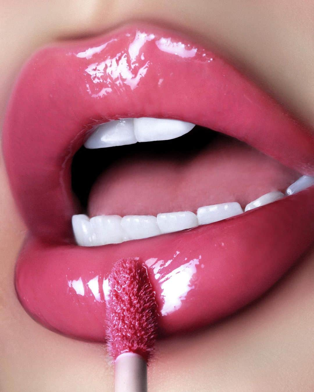 パット・マグラスさんのインスタグラム写真 - (パット・マグラスInstagram)「PRIMA DONNA ⚡️⚡️⚡️ Achieve total and utter pout perfection  with the soothing and smoothing effects of this gorgeous mid-tone cool pink #LUSTGloss shade ‘PRIMA DONNA’ ⚡️⚡️⚡ Available NOW on SALE at PATMcGRATH.COM.   Lip by @rebellebeautyx」12月18日 3時03分 - patmcgrathreal