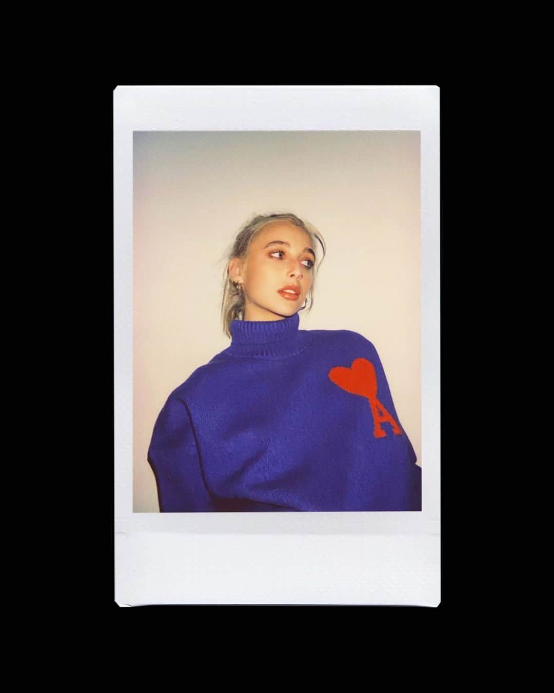 のインスタグラム：「@emmachamberlain, shot at home (with love)   This holiday season, we wanted to honor our f.AMI.ly – all those who helped us get through 2020 (and what a year!) - standing by the values upon which Ami was founded: friendship, love and gratitude.   Let’s celebrate ❤  #AmiParis #AmiFamily #AmiPortraits」