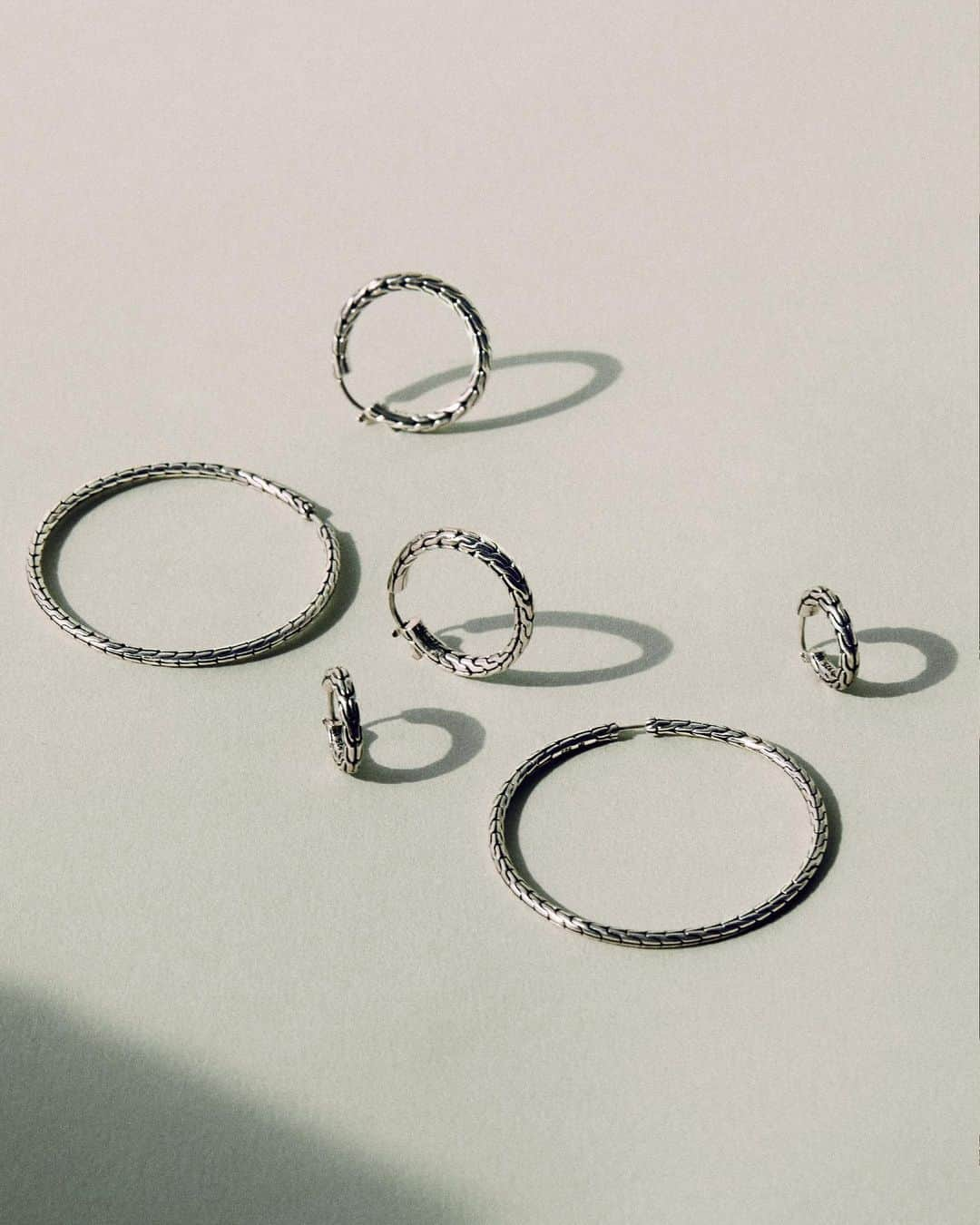 ジョン ハーディーさんのインスタグラム写真 - (ジョン ハーディーInstagram)「Essential earrings within reach. Discover our curated gift sets, link in bio.   #JohnHardy #HolidayGifts」12月18日 3時05分 - johnhardyjewelry