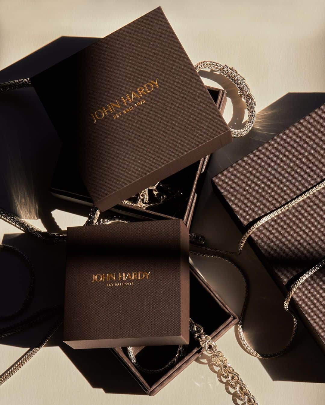 ジョン ハーディーさんのインスタグラム写真 - (ジョン ハーディーInstagram)「Essential earrings within reach. Discover our curated gift sets, link in bio.   #JohnHardy #HolidayGifts」12月18日 3時05分 - johnhardyjewelry