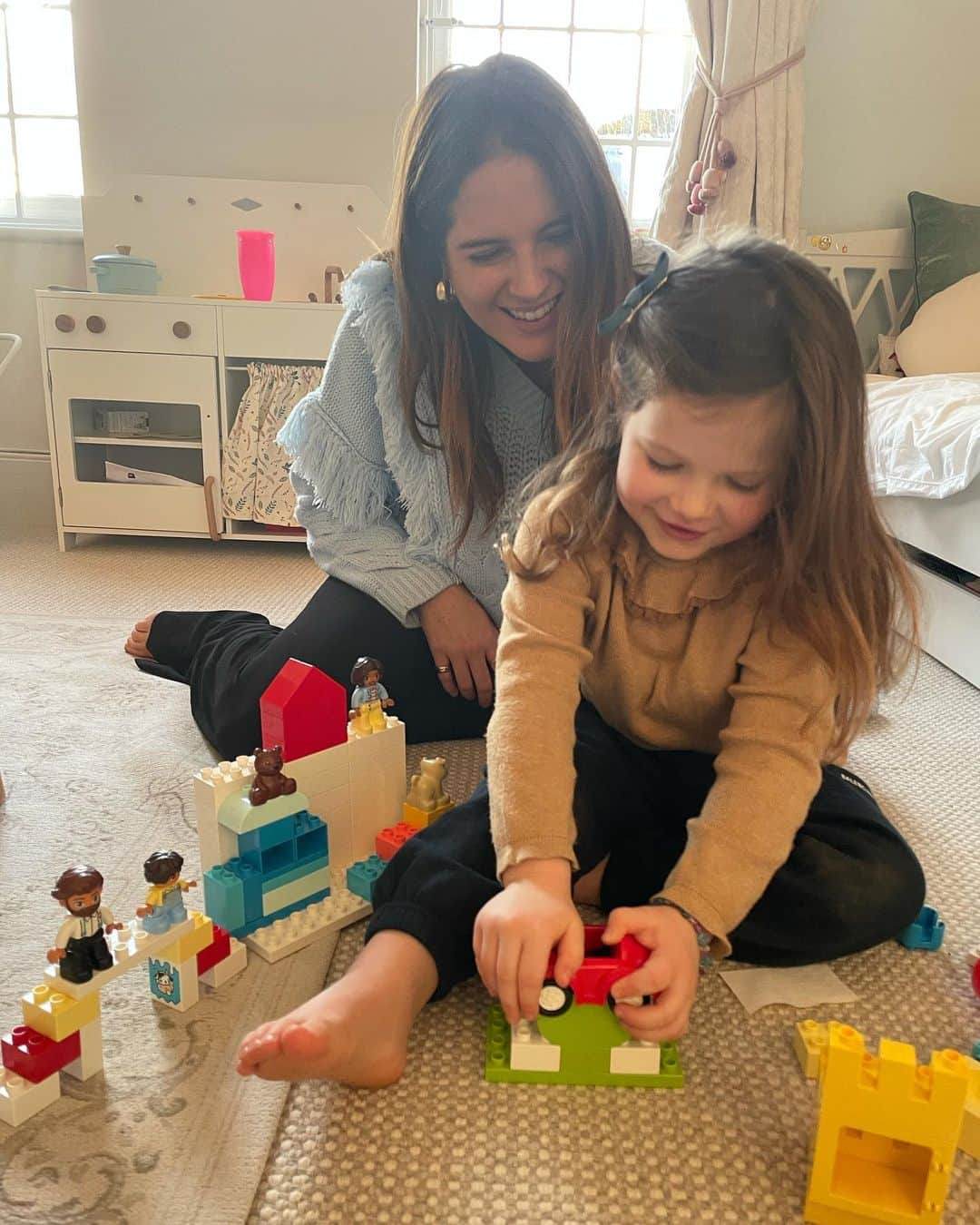 アレクサンドラ・フェルステッドさんのインスタグラム写真 - (アレクサンドラ・フェルステッドInstagram)「Look at this little face!!! #AD I remember playing with @lego DUPLO bricks as kid and now look at this little one following in her mummy’s footsteps 😊 DUPLO is such a good Christmas prezzie, it’s great fun for everyone involved, and it helps kids develop their counting and so much more! I’ve loved taking 10 with India this year and can’t wait to see how our playtime develops into the new year #advertisement #Take10toPlay #LEGODUPLO」12月18日 3時07分 - binkyfelstead