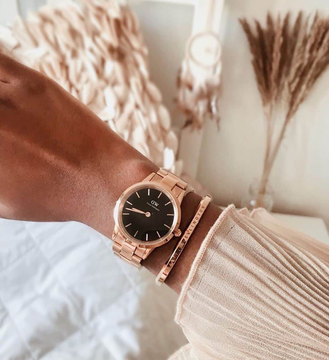 Style Fashion Luxuryのインスタグラム：「HOLIDAY OFFERS! @danielwellington Use the code  STYLEBOOK  for extra 15% off on all offers! Visit Danielwellington.com #danielwellington」