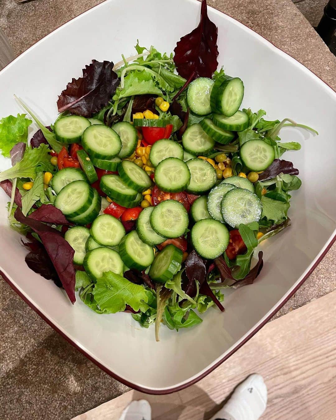 トーマス・ミュラーさんのインスタグラム写真 - (トーマス・ミュラーInstagram)「👨‍🍳 chef @esmuellert with another salad variation 😋😋🥬🍅🥔🧀 #gesundessen #healthyfood #selberkochen #eswarmegalecker #bewusstessen #undtrotzdemgenießen #samstaggehtswiederaufdiewiese🏋🏻‍♀️⚽️」12月18日 3時15分 - esmuellert