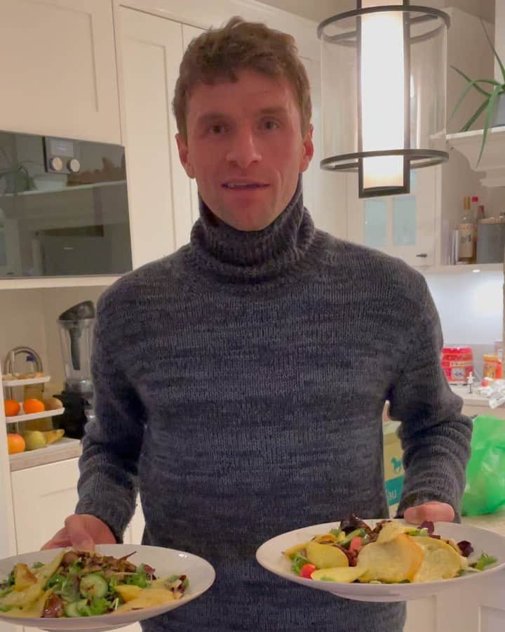 トーマス・ミュラーのインスタグラム：「👨‍🍳 chef @esmuellert with another salad variation 😋😋🥬🍅🥔🧀 #gesundessen #healthyfood #selberkochen #eswarmegalecker #bewusstessen #undtrotzdemgenießen #samstaggehtswiederaufdiewiese🏋🏻‍♀️⚽️」