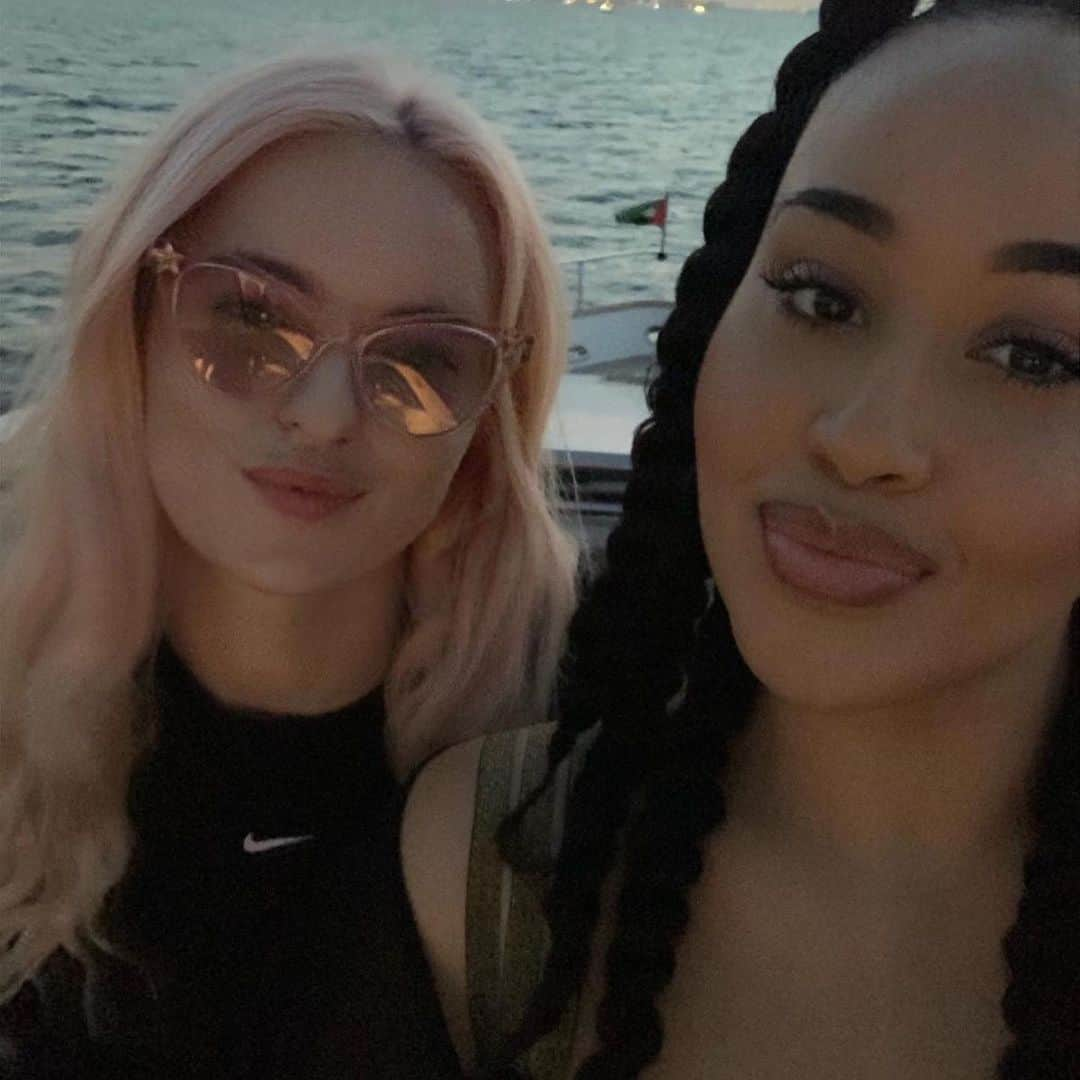 グレース・チャトーのインスタグラム：「Dubai with bae @yazziefierce」