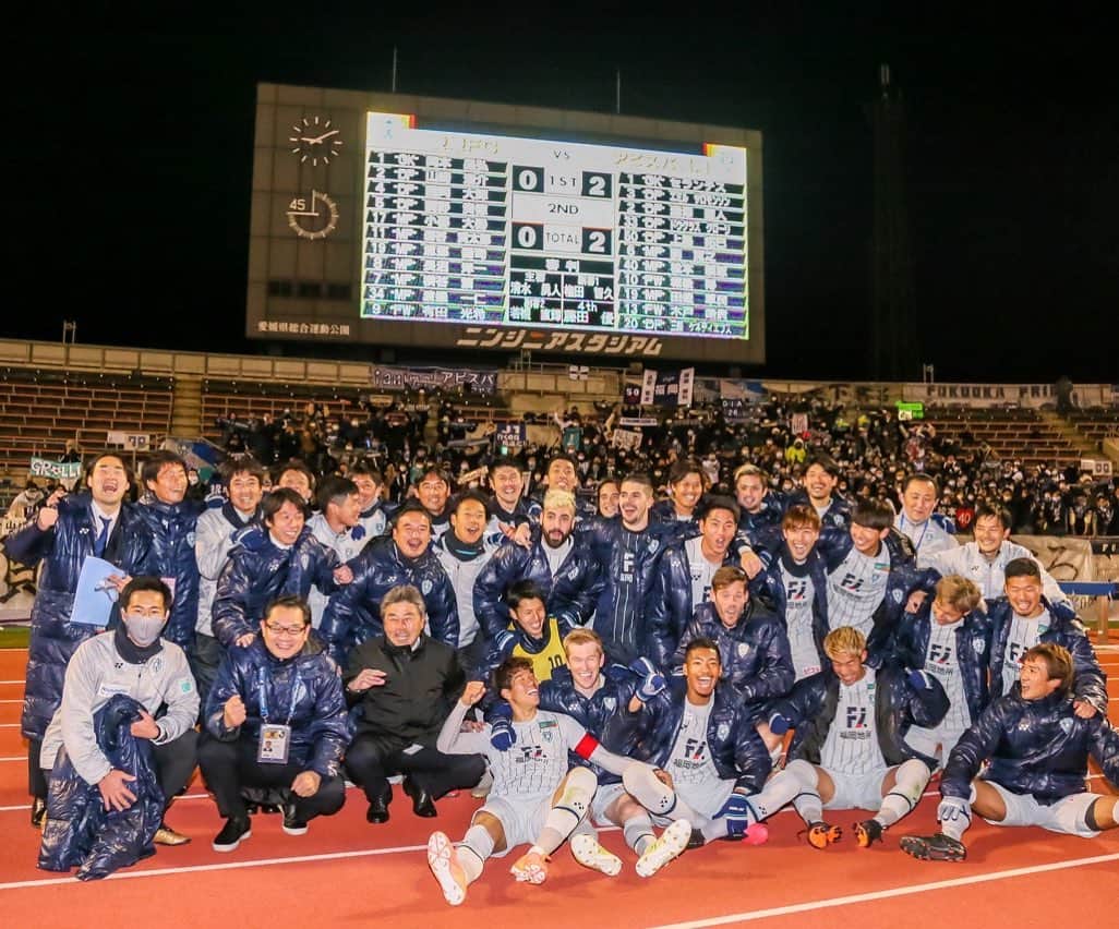 のインスタグラム：「. みんなで再びJ1へ！  📷Photo by J.LEAGUE  #昇格 #おめでとうございます #アビスパ福岡 #avispa  #Jリーグ #jleague #j2 #j撮り  #football #サッカーキング #⚽️ #サッカー」