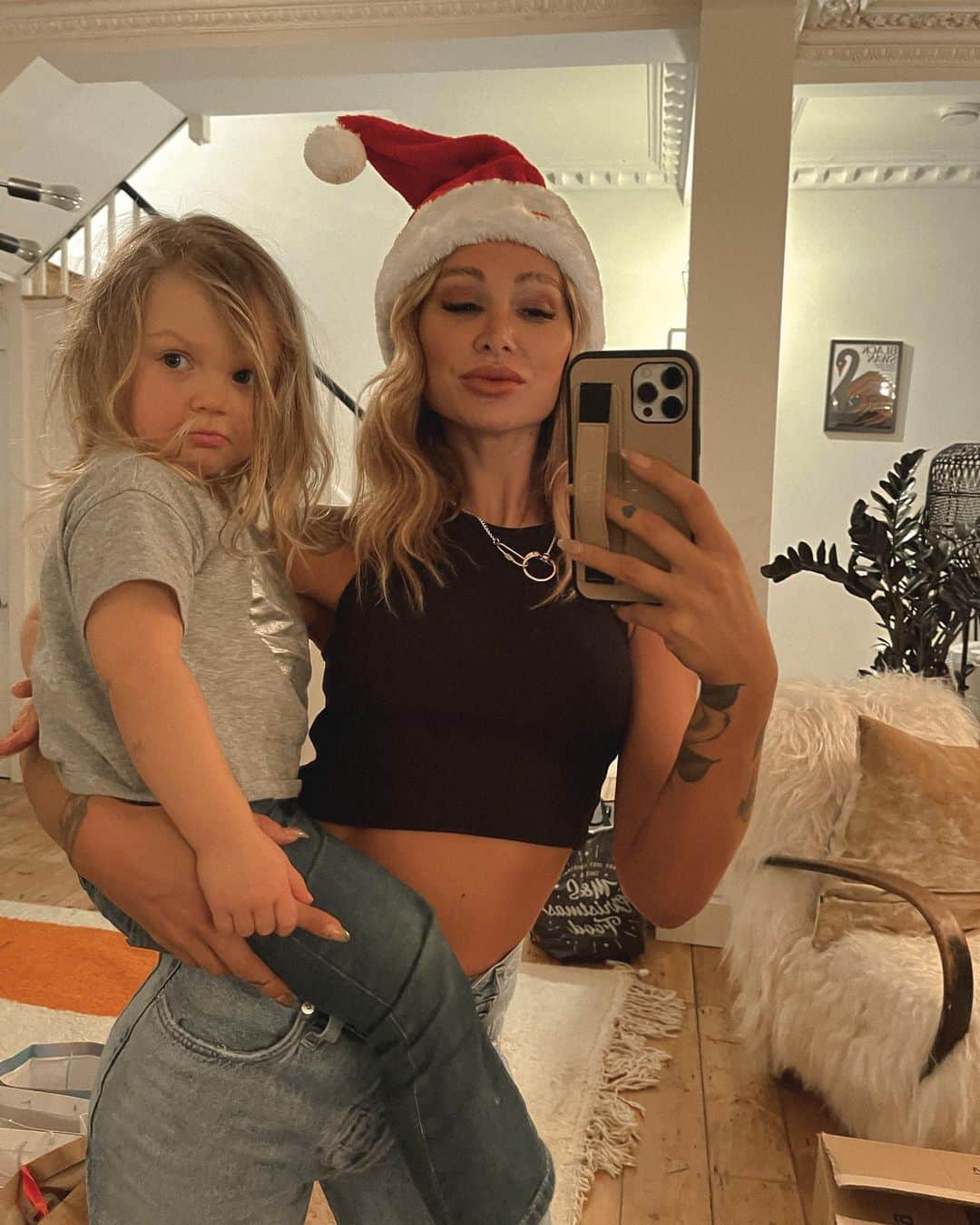 ルー・ティーズデールのインスタグラム：「Aunty knobhead 🎅🏼」