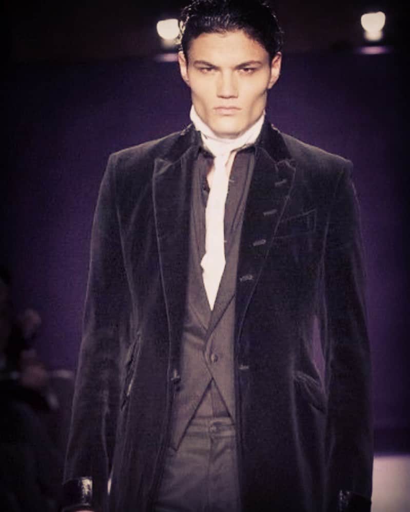 サー トム ベイカーさんのインスタグラム写真 - (サー トム ベイカーInstagram)「Catwalk a while back . Velvet frock coat. You can’t really go wrong with this kinda addition to ones wardrobe !」12月18日 3時36分 - sirtombaker