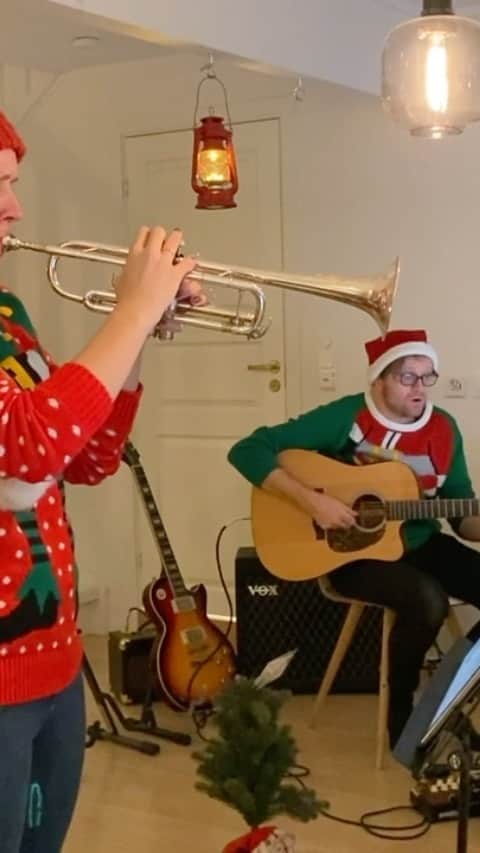 ティーネ・ティング・ヘルセットのインスタグラム：「17th of December: My Advent Calendar  "Kling no klokka"  I love this almost dark and moody Norwegian Christmas Tune!   Hope you like it! T x  @gunnarflagstad @earlbigloop #adventcalendar #julekalender #trumpet #klingnoklokka #christmastune #julesangimoll   Jarle and Gunnar joined me to record 24 songs in 1 day...!! We had so much fun!  I will post one video every day until Christmas. Hopefully this will bring some extra holiday spirit 🎄   🌟」
