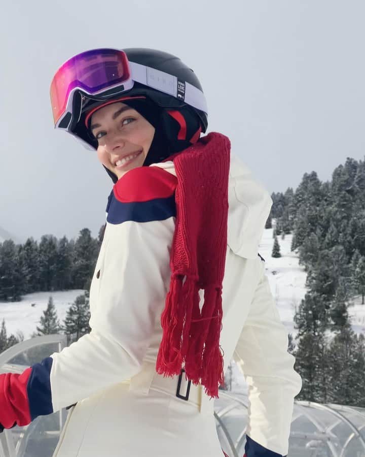 ジェシカ・ジェーン・クレメントのインスタグラム：「Professional apres skier」