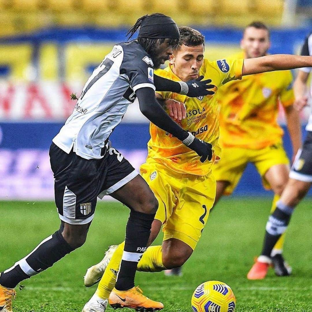 ジェルヴィーニョさんのインスタグラム写真 - (ジェルヴィーニョInstagram)「About yesterday game  Parma vs Cagliari   ____________________________________ @parmacalcio1913 💛💙 @andreacantini.photos 📸 ________________________________________ #parma  #cagliari  #seriea  #italia  #football  #forzaparma」12月18日 3時30分 - gervinhofficial