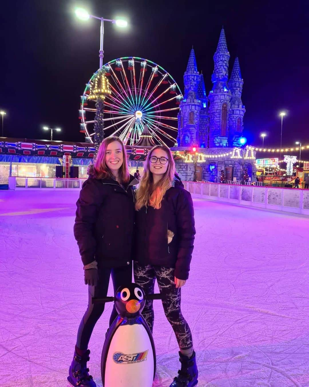 ジェニファー・ピンチズのインスタグラム：「Dashing through the snow, on a one foot sliding penguin... 🐧 ⛸ ❤ 😂 🎵 #christmas #icerink #pretier3 #bubble #besties」