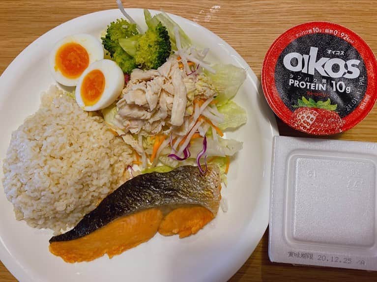 のインスタグラム：「たくさんの頑張ってねコメントありがとうございます！！ありがたくとてもパワーをもいただきました❤️  素敵ボディ目指すぞー！  朝から身体中が筋肉痛で階段降りるのも歩くのもいたくて笑っちゃいます🤣効いてるね！さいこー  ボディメイク1日目ということでこんな感じのご飯食べましたよ🤤✊  【朝ご飯】シャケ、サラダ、玄米ご飯、納豆、オイコスヨーグルト✊ここには写ってないけどお味噌汁！  【お昼ご飯】玄米ご飯の上に炒めたサラダチキン(ハーブ)、アボカド、トマト、サラダ、目玉焼き(私はめんどくさがりなのでレンチンです)にポン酢かけてぎゅっと丼ぶり！ナスのインスタントお味噌汁！  【夜ご飯】担々風糖質ゼロ麺に卵と切ったささみいれて5分チン！あとサラダ！  ほとんどセブンで揃うよ〜😋⭕️ほぼ料理なんぞしないわたしがセブンと手を組んでアレンジしてつくったサラダチキンアボカド丼🥑が最高だったよ💓  高タンパク質で健康的な食事って感じだよね！  イメージだとお腹すいたよーあれもこれも食べちゃダメかーってなるのかな？って思ってたんだけど、しっかり朝からお腹も満たされて1日ハッピーに過ごせたよ。  明日からも頑張るぞー！！  #美女tv #ボディメイク #筋トレ #筋トレ女子 #健康 #健康ごはん」