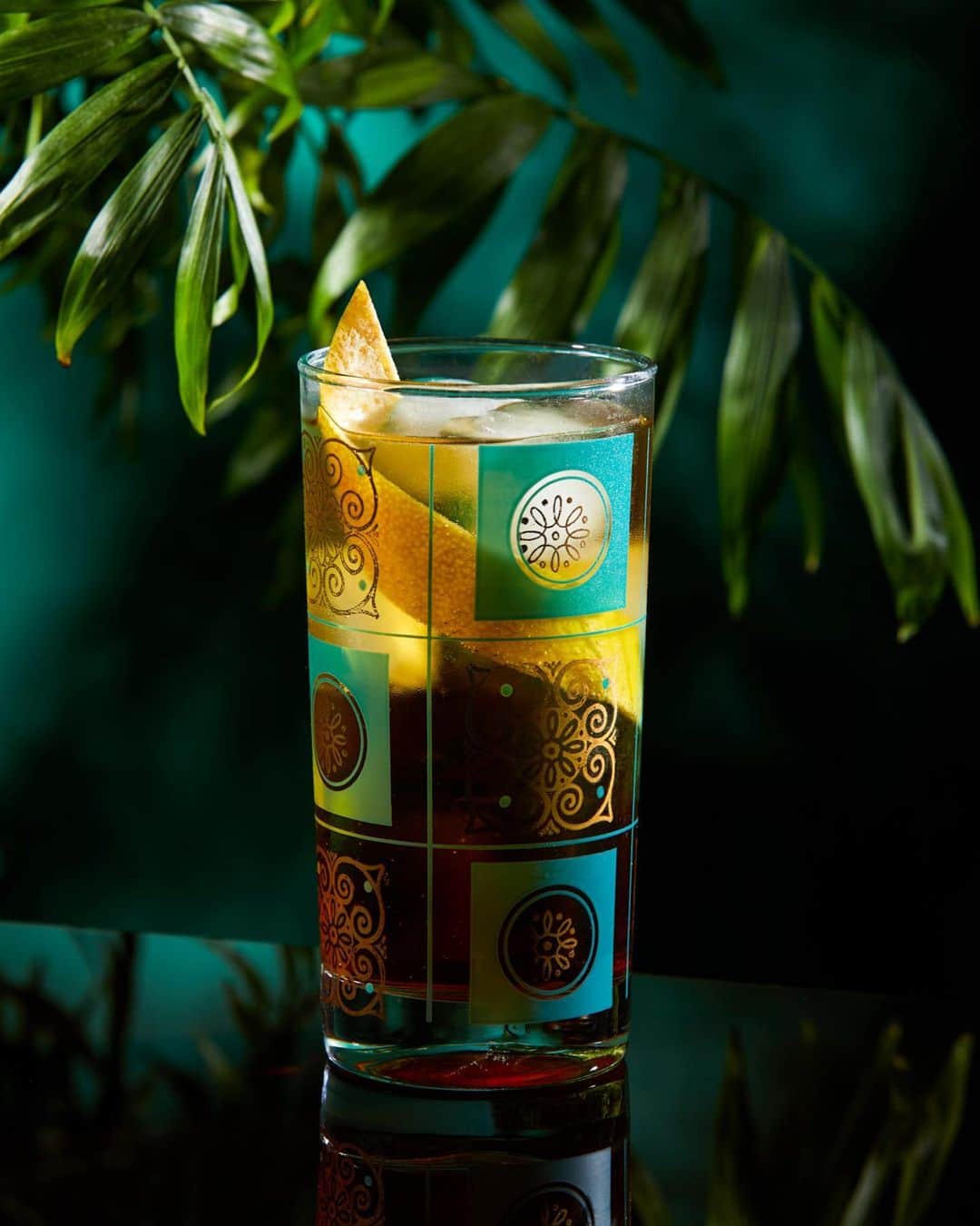 ローレン·ランドルフのインスタグラム：「Ceci n'est Pas un Coke by @brandonhardyy   1 oz Montenegro Amaro 1 oz Cocchi Vermouth di Torino .5 oz Creme de Cacao Top Halfway with Prosecco, then Soda Build in a Collins glass over ice  Garnish with a lemon twist   Last photo from this cocktail series for now. You’ll have to wait until I finish the project to see the rest. I’ve had the idea to photograph a cocktail book for way too long, but I was very thankful to receive a small grant from the city to light a fire under my ass to finally start. I get extremely anxious before I begin anything new but once I dive in then I feel stoked and never want to stop! Anyone else?  Working on these photos has been a fun collaboration between friends, and bartenders, who have had their work affected by the COVID lockdowns in California. It gives me something creative and productive to make while staying safe at home. I plan on continuing this series after the holidays. So, if you’re a bartender and have some good drinks you’ve been mixing and want me to make them look good and colorful - please be in touch! I really enjoy tasting them all too. 😉」