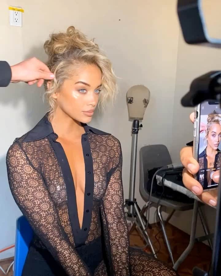 ジャスミン・サンダースのインスタグラム：「It’s the glam for me ✨ Can’t wait to show you all what we’ve been working on.. @modelistemagazine  Makeup by @josecorella Hair by @hairbyruslan」