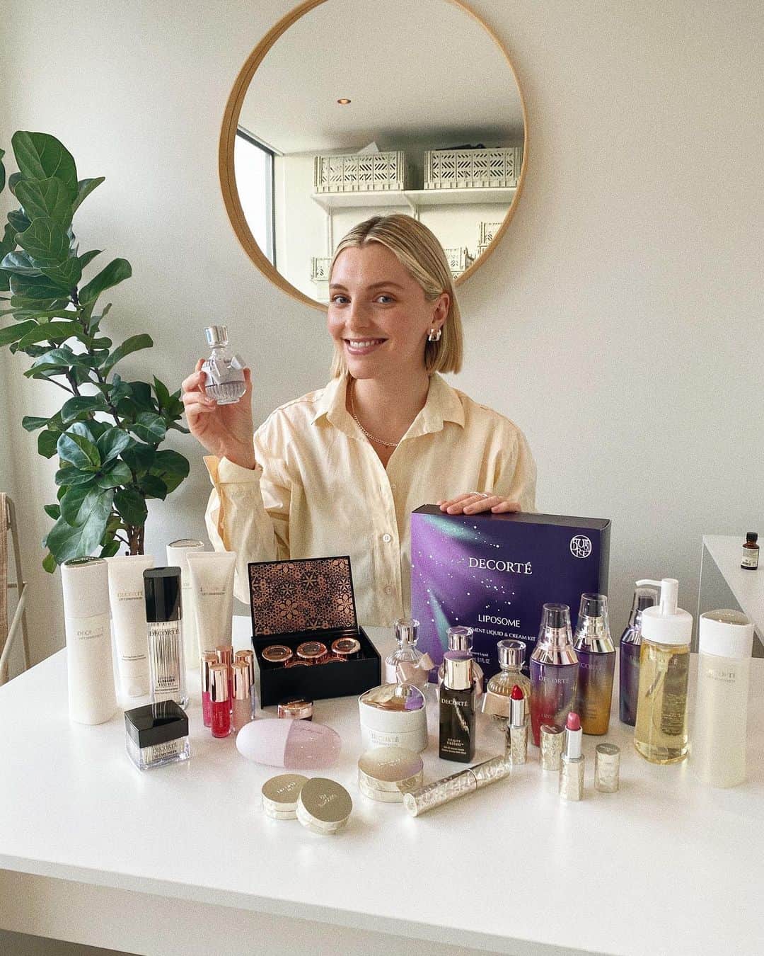 Estée Lalondeのインスタグラム：「ad / 🚨 HUGE GIVEAWAY ALERT 🚨  As you all know I am a huge fan of the luxury Japanese beauty brand Decorté. They have very kindly offered to give away  £2,000 worth of skincare and makeup products as well as a complimentary facial in Harrods worth £250!!!! To enter you must be a follower of me and follow @decortebeautyuk   Simply like this post and tag a friend! The competition will be open to UK only and will run until the 31st December. The winner will be announced on the 4th January. Good luck! Full T&Cs: https://bit.ly/2KkSv7G」