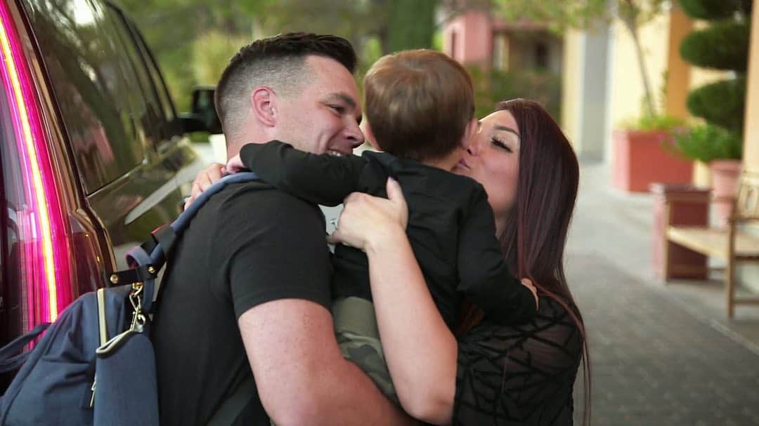 ディーナ・ニコール・コルテーゼのインスタグラム：「My family is coming on tonight’s new #JSFamilyVacation! This already may be the best vacation ever. 🥰 #myrock #familyiseverything #allthatmatters tune into @mtv at 8pm est」