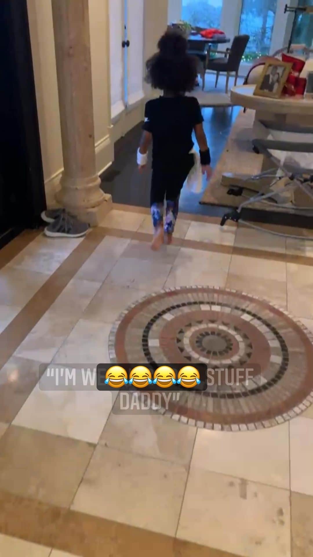 ラッセル・ウィルソンのインスタグラム：「When baby girl gets dressed in the AM when I’m at work...just like daddy! #Baller @Ciara」