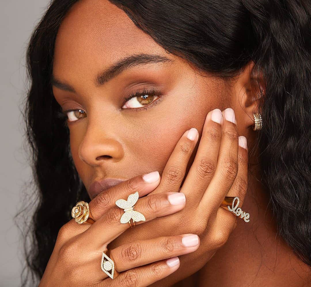 のインスタグラム：「Wrap our signet rings around you & everyone you love this holiday season. ✨ Receive an exclusive gift with purchase and free overnight shipping on all US orders over $500.」