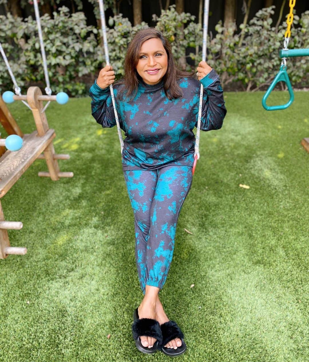 ミンディ・カリングのインスタグラム：「Two piece tie-dye sweat suits are on the short list of things I hope we don’t leave behind in 2020」