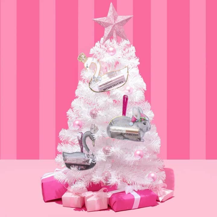 Too Facedのインスタグラム：「What every beauty babe wants to see on their Christmas tree this year, are we right!? 🤩 These Ornaments include travel sizes of your favorites: Better than Sex, Damn Girl, & Lip Injection Extreme! 🎄#toofaced」