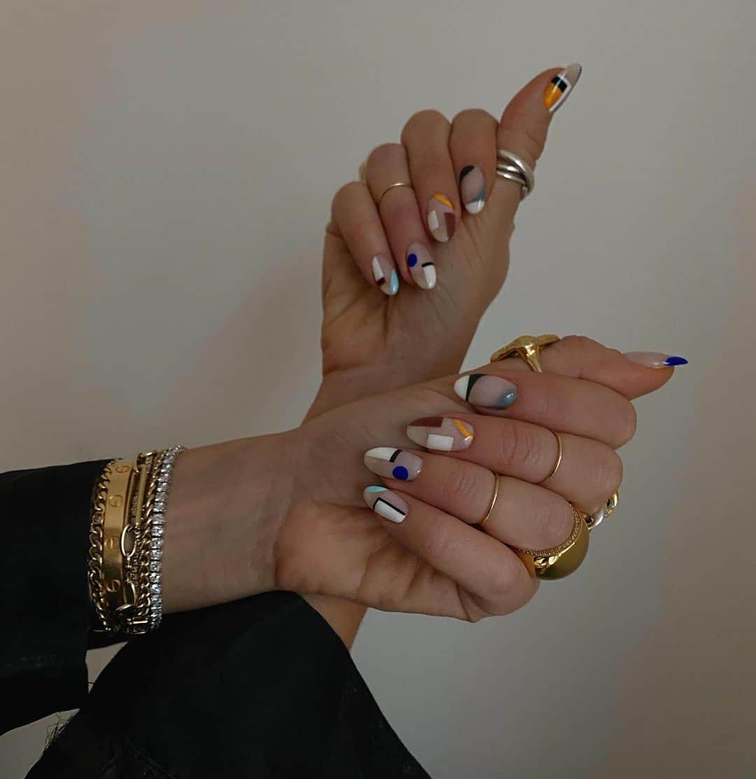 We Wore Whatのインスタグラム：「Need some hand modeling advice for nail pics, haha I tried 🤷🏻‍♀️」