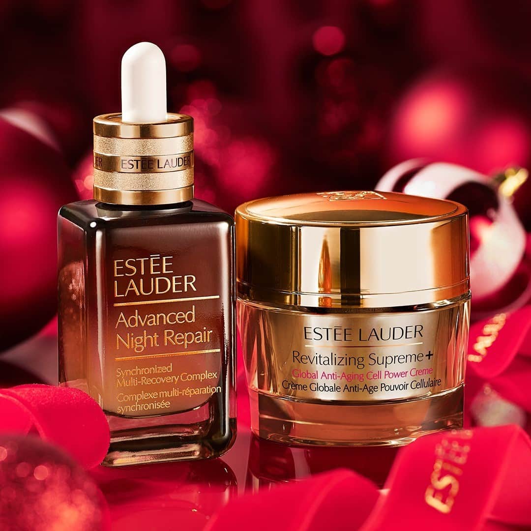 エスティローダーのインスタグラム：「Let it ✨GLOW✨ this season! Give the gift of our number one #serum, NEW #AdvancedNightRepair! In just one dropper of new Advanced Night Repair, skin looks radiant and plumped.* Pair it with #RevitalizingSupreme moisturizer and you're golden! Tap to shop & gift now! #GiftWonderland #EsteeWishlist   *Consumer testing on 543 women.」