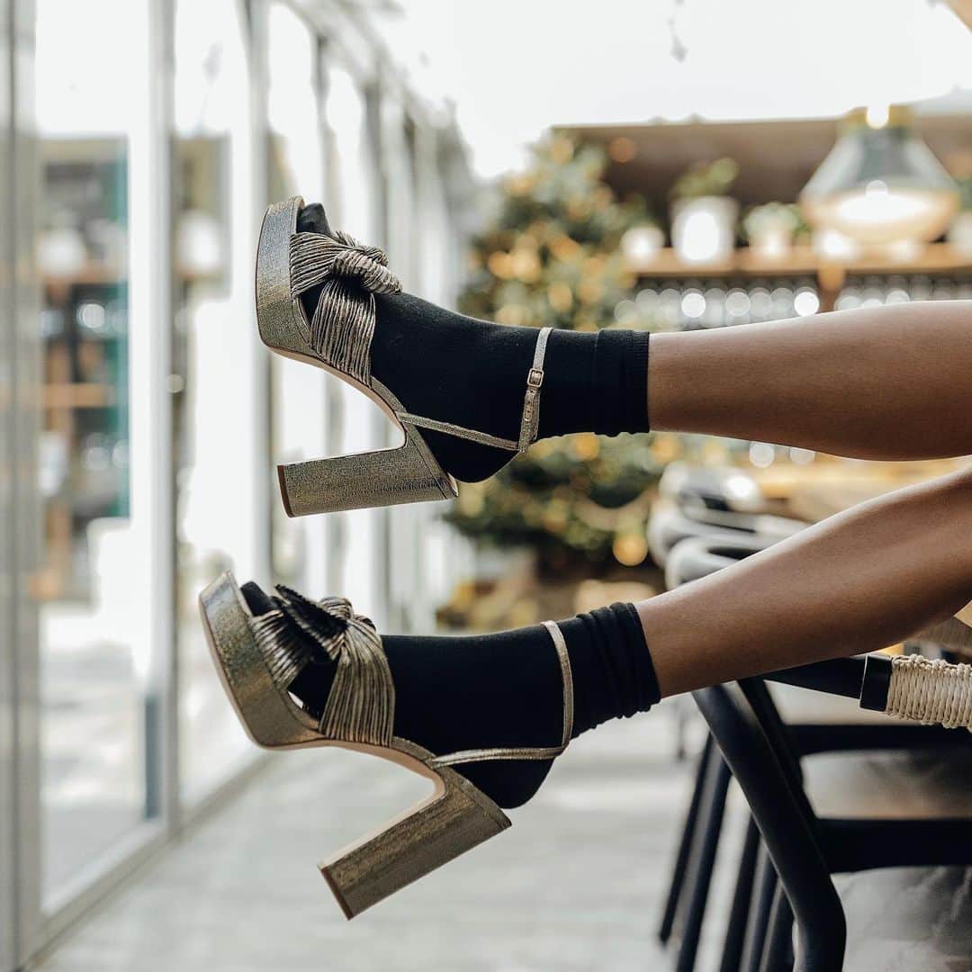 のインスタグラム：「Wearing our Natalia heels for holiday celebrations at home ✨」