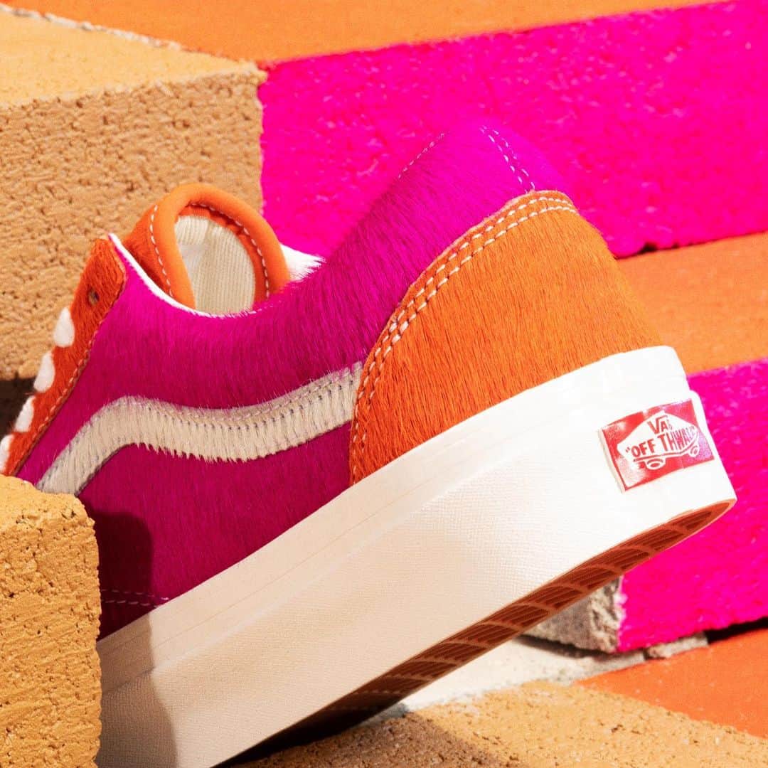 vans girlsさんのインスタグラム写真 - (vans girlsInstagram)「Introducing the Lux Color Block Pack, two retro inspired colorways featuring original design specs from the late '60s and early '70s. Stay tuned, it's arriving soon!」12月18日 4時07分 - vansgirls