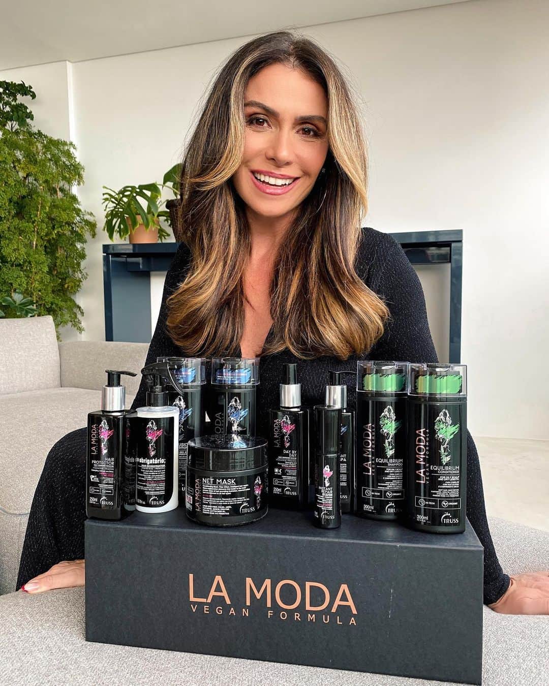 Giovanna Antonelliのインスタグラム：「Adoro compartilhar aqui produtos que amo e uso!!! Acabei de ganhar essa linha incrível, LA MODA VEGAN FORMULA, Desenvolvida pelo mesmo laboratório que criou todos os produtos da TRUSS e essa linha @lamodavegan têm fórmula vegana!!!! 💚Amo!!!! E ainda ganharam 2 super ativos pros nossos cabelos ficarem ainda mais lindos e cheirosos!!! 😃 A nova linha incluiu os top 10 produtos mais 💃🏽sensacionais da TRUSS!!! #ficaadica pra esse final de ano, hein!!!! 🌈 #lamoda #lamodaveganformula #elasusamlamoda」